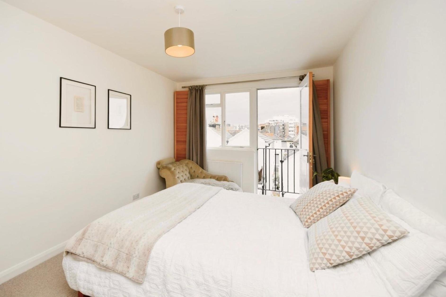 Sunny Seaside Sanctuary - Two Bedroom Apartment 브라이턴 외부 사진