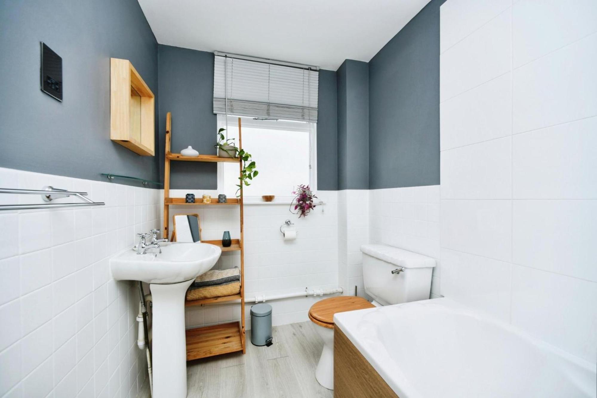 Sunny Seaside Sanctuary - Two Bedroom Apartment 브라이턴 외부 사진