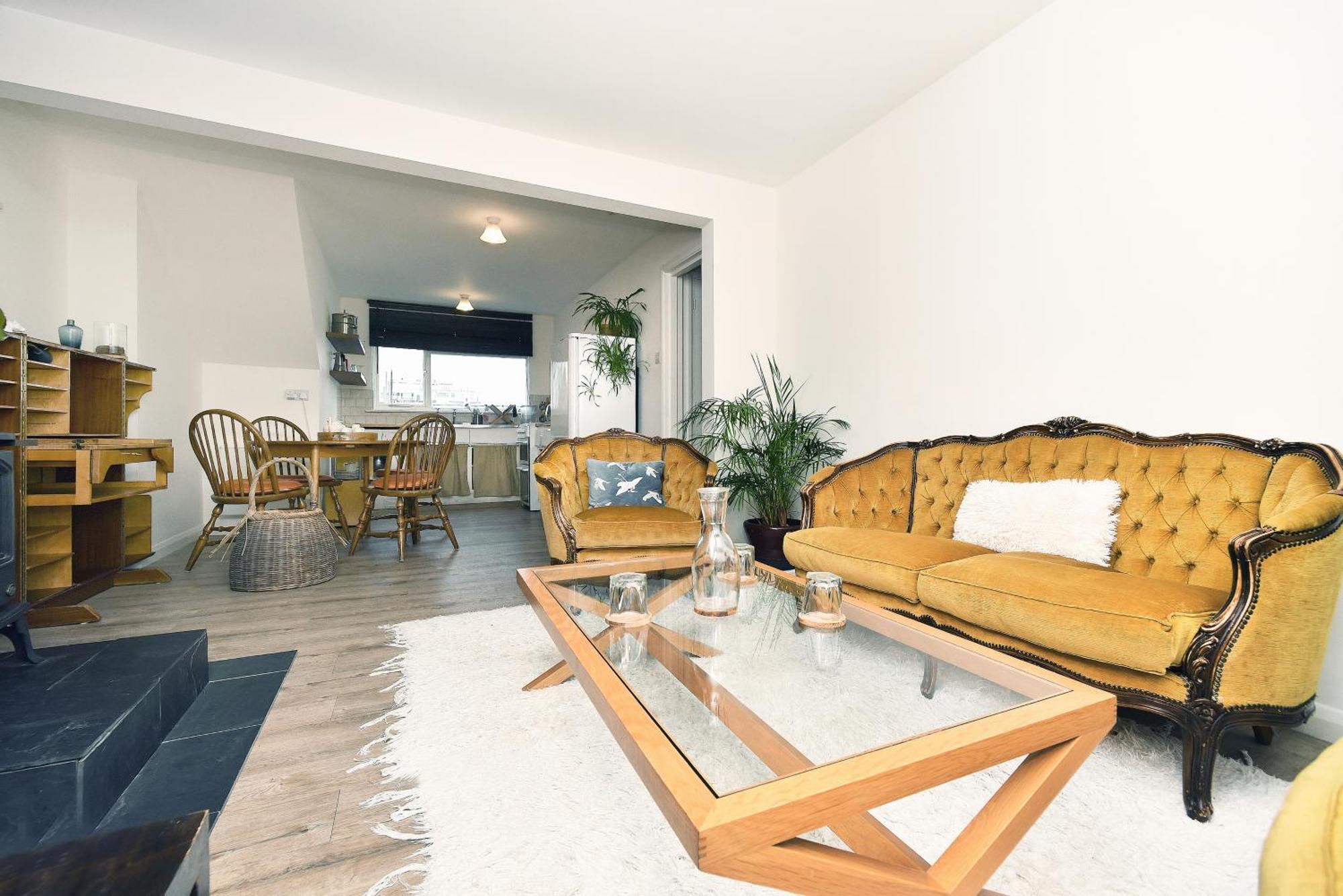 Sunny Seaside Sanctuary - Two Bedroom Apartment 브라이턴 외부 사진